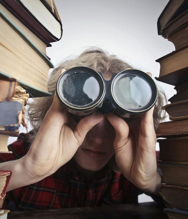 Focused man holding a plank position, demonstrating concentration.
